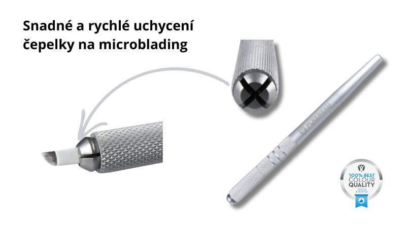 Detailní zobrazení snadného a rychlého uchycení čepelky na microblading do specializovaného nástroje. Fotografie ukazuje přesný mechanismus pro bezpečné a pevné usazení čepelky, ideální pro precizní aplikaci při microbladingu obočí.